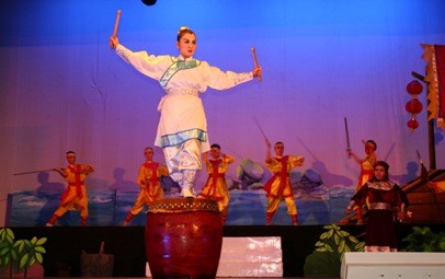 Cai Luong (reformed opera) entertains young audience - ảnh 2
